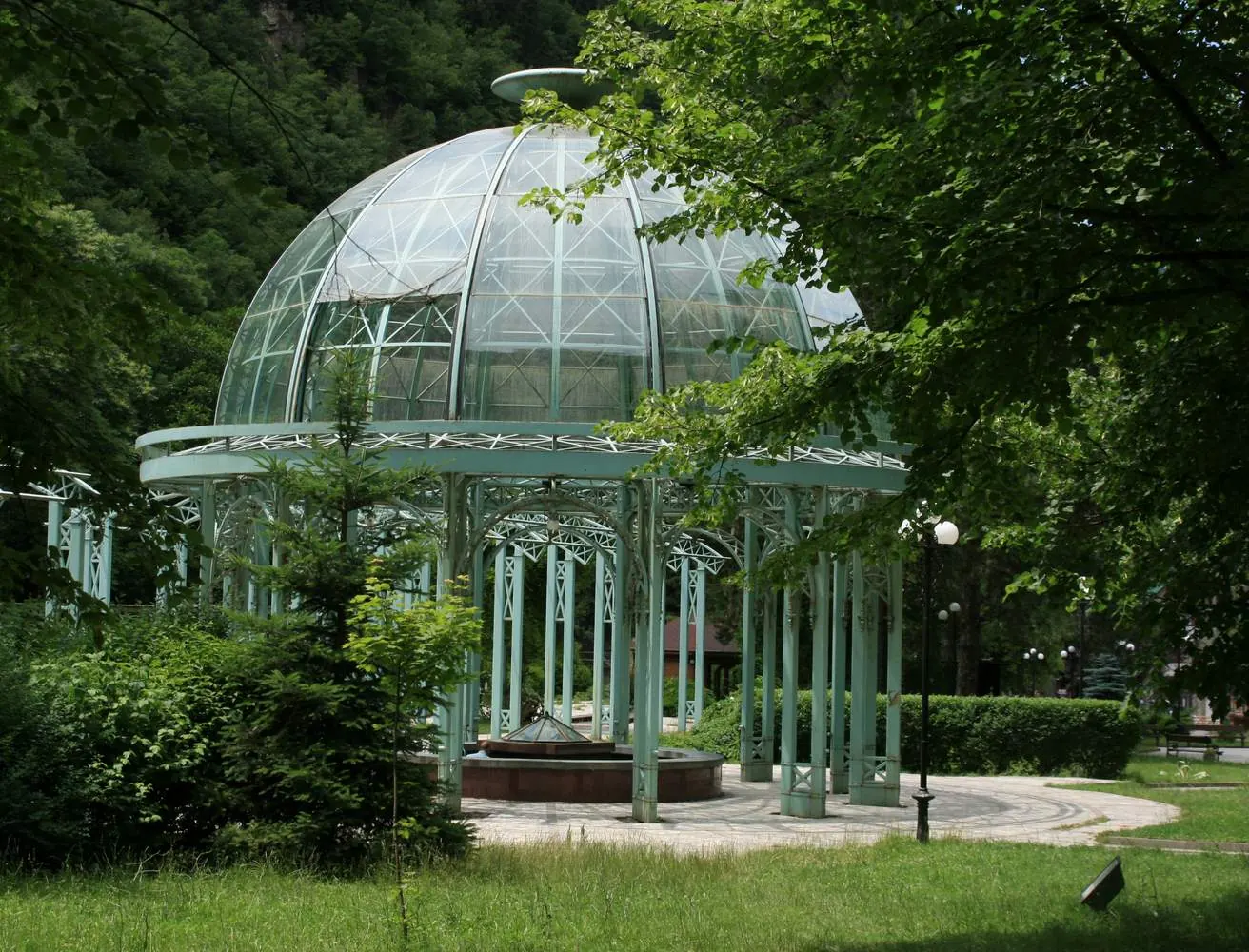 Pavilionul izvorului mineral Borjomi, în Parcul Central.